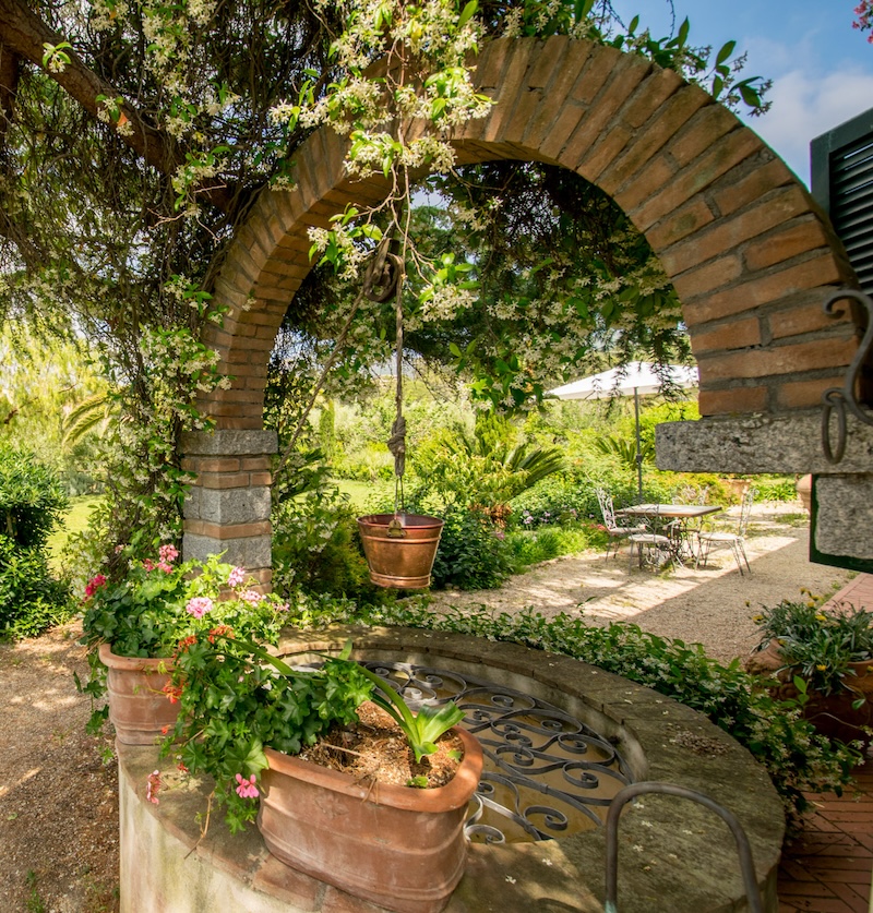 Pozzo nel giardino dell'Agriturismo Casa Marisa